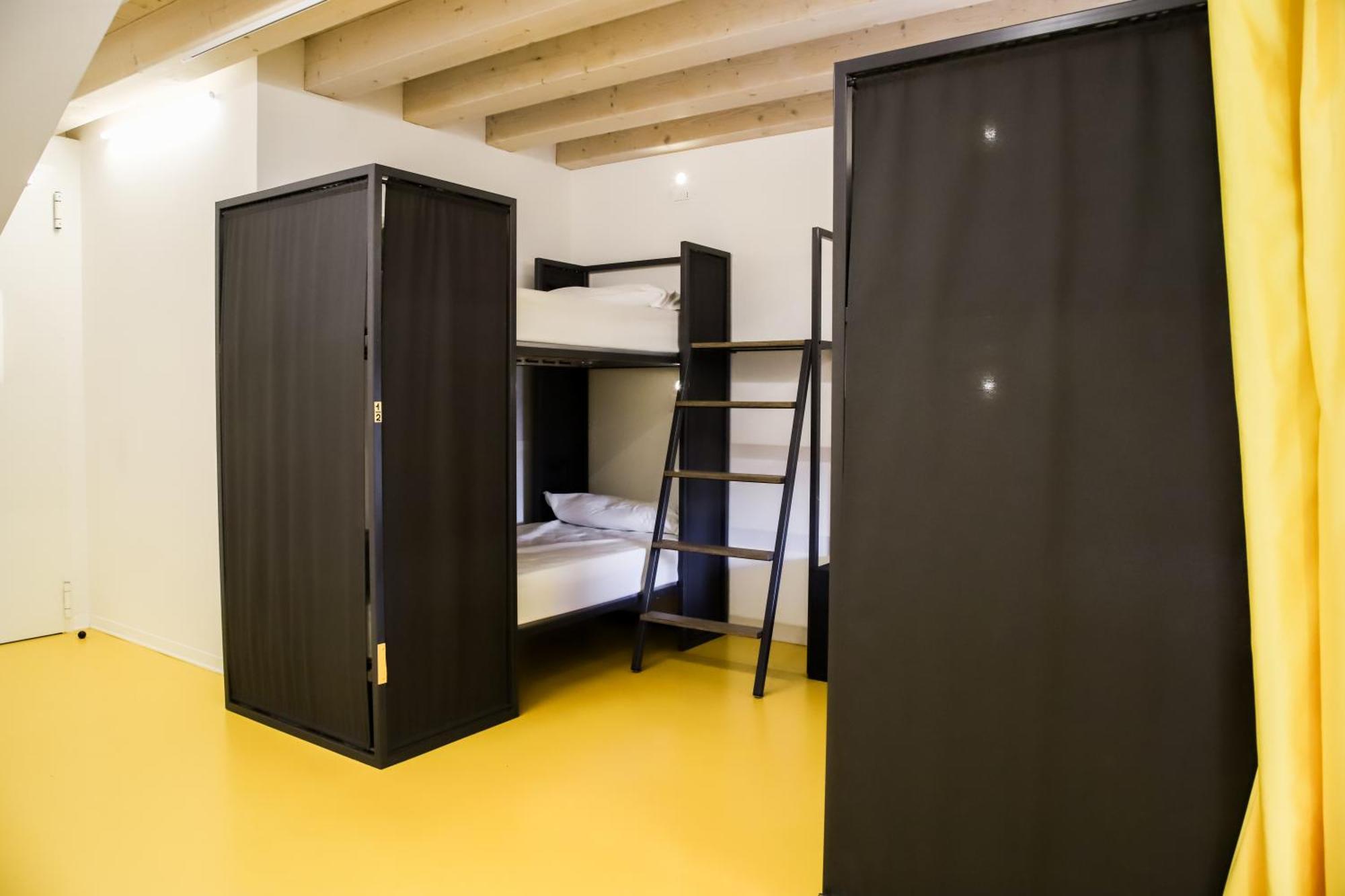 Bunk Bed 12-Bed Mixed Dormitory Room